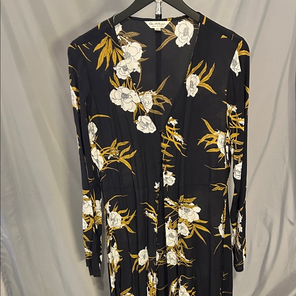 Miss Selfridge Dresses & Skirts - EUC Miss Selfridge Black Floral Long Sleeve kimono/robe. Size 10.